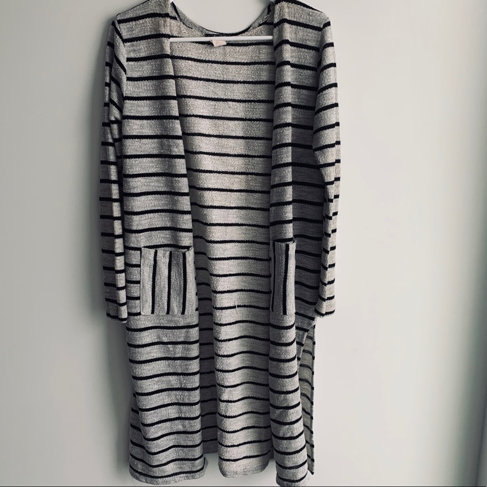 Long sleeve black and white light cardigan.